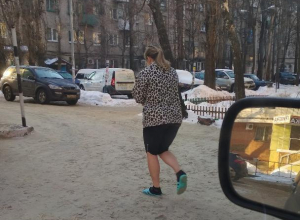 Воронежцев в мороз удивила женщина в сланцах и с голыми ногами Воронежцев в мороз удивила женщина в сланцах и с голыми ногами