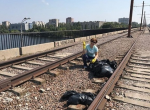 Жительница Воронежа одна убирает Северный мост, потому что «хочет там целоваться» Жительница Воронежа одна убирает Северный мост, потому что «хочет там целоваться»