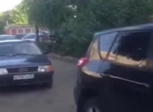 Сквозной проезд развязал войну пешеходов и водителей в Воронеже Сквозной проезд развязал войну пешеходов и водителей в Воронеже
