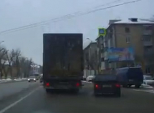 На видео попало, как в Воронеже фура впечаталась в две легковушки На видео попало, как в Воронеже фура впечаталась в две легковушки