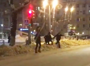 Сложный переход воронежцев через снежные завалы попал на видео Сложный переход воронежцев через снежные завалы попал на видео