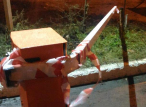 Воронежцы устроили спор из-за сломанного шлагбаума во дворе дома Воронежцы устроили спор из-за сломанного шлагбаума во дворе дома