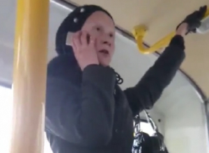 Неадекватная пассажирка автобуса назвала Воронеж фашистским городом и попала на видео Неадекватная пассажирка автобуса назвала Воронеж фашистским городом и попала на видео