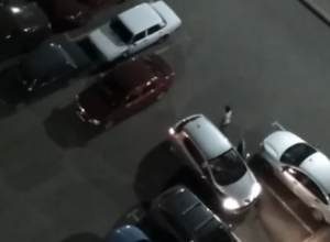 Попытки девушки выехать с парковки попали на видео в Воронежской области Попытки девушки выехать с парковки попали на видео в Воронежской области