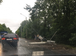 На Острогожской в Воронеже «Опель» протаранил столб и улетел в кювет На Острогожской в Воронеже «Опель» протаранил столб и улетел в кювет