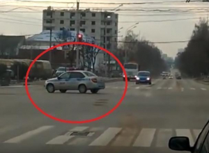 В Воронеже сняли на видео экипаж ДПС, грубо нарушивший ПДД В Воронеже сняли на видео экипаж ДПС, грубо нарушивший ПДД