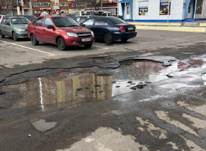 Дорога смерти у ТЦ в Воронеже возмутила автомобилистку Дорога смерти у ТЦ в Воронеже возмутила автомобилистку