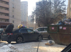 В воронежском дворе жильцы массово выкинули мусор на машину В воронежском дворе жильцы массово выкинули мусор на машину