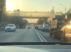 Мажор на Mercedes снял царский проезд по встречке в Воронеже Мажор на Mercedes снял царский проезд по встречке в Воронеже