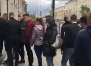 Безумная очередь из хипстеров за бургерами в Воронеже попала на видео Безумная очередь из хипстеров за бургерами в Воронеже попала на видео