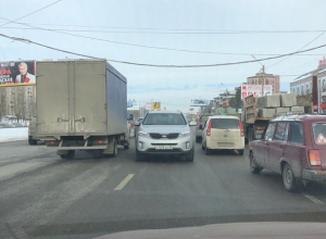 Мчащуюся на поток машин по Московскому проспекту иномарку сняли в Воронеже Мчащуюся на поток машин по Московскому проспекту иномарку сняли в Воронеже