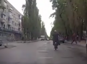 Продвинутый пенсионер на моноколесе позабавил воронежцев Продвинутый пенсионер на моноколесе позабавил воронежцев