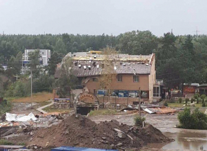 Ураган снес крышу спорткомплекса с рестораном в Воронеже Ураган снес крышу спорткомплекса с рестораном в Воронеже