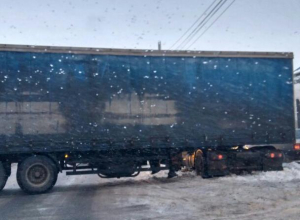 Воронежцы предложили сказать «спасибо» коммунальщикам за развернутую поперек дороги фуру Воронежцы предложили сказать «спасибо» коммунальщикам за развернутую поперек дороги фуру