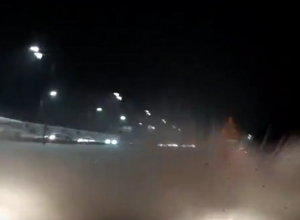 На видео попало, как ВАЗ выбил иномарку в кювет в Воронеже На видео попало, как ВАЗ выбил иномарку в кювет в Воронеже