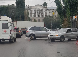 Авария застопорила движение целой улицы в центре Воронежа Авария застопорила движение целой улицы в центре Воронежа