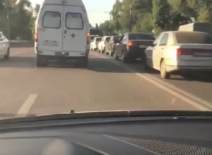 Нарушитель снял, как объезжает километровую пробку по встречке за скорой в Воронеже Нарушитель снял, как объезжает километровую пробку по встречке за скорой в Воронеже