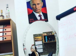 Владимир Путин появился в кабинете жительницы Воронежа и вынудил ее резко стать серьезной Владимир Путин появился в кабинете жительницы Воронежа и вынудил ее резко стать серьезной