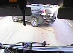 Момент столкновения Toyota Land Cruiser Prado с ВАЗом в Воронеже попал на видео Момент столкновения Toyota Land Cruiser Prado с ВАЗом в Воронеже попал на видео