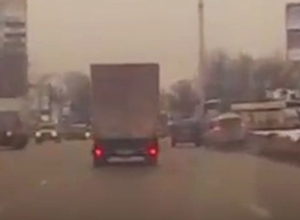 Воронежец улетел на машине в сугроб, когда его подрезало другое авто, и попал на видео Воронежец улетел на машине в сугроб, когда его подрезало другое авто, и попал на видео