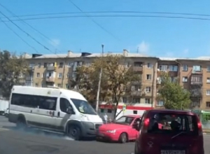 Момент массового ДТП с маршруткой попал на видео в Воронеже Момент массового ДТП с маршруткой попал на видео в Воронеже