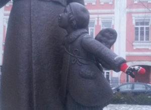 В Воронеже снова начали одевать памятники в теплые вещи В Воронеже снова начали одевать памятники в теплые вещи