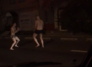 Разборки парней в одних трусах сняли на дороге в Воронеже Разборки парней в одних трусах сняли на дороге в Воронеже