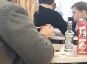 Завтрак настоящей блондинки с водкой сняли в Воронеже Завтрак настоящей блондинки с водкой сняли в Воронеже