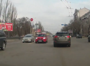 Блондинка на розовом «Киа» едва не устроила страшную аварию в Воронеже и попала на видео Блондинка на розовом «Киа» едва не устроила страшную аварию в Воронеже и попала на видео