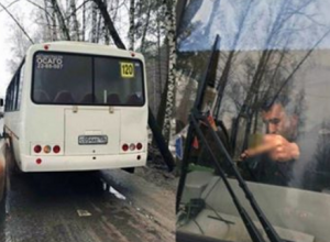 Очевидцы: В Воронеже водитель маршрутки плюнул на голову автомобилистки после ДТП Очевидцы: В Воронеже водитель маршрутки плюнул на голову автомобилистки после ДТП
