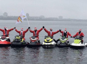 Деды Морозы прокатились по Воронежскому водохранилищу на гидроциклах Деды Морозы прокатились по Воронежскому водохранилищу на гидроциклах
