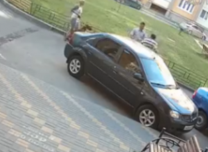 Драку таксиста с упрямым автомобилистом сняли на видео в Воронеже Драку таксиста с упрямым автомобилистом сняли на видео в Воронеже