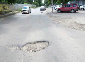 Водителей предупредили про огромную яму на улице Карпинского в Воронеже Водителей предупредили про огромную яму на улице Карпинского в Воронеже