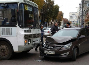 Из-за ДТП с маршруткой в центре Воронежа парализовано движение Из-за ДТП с маршруткой в центре Воронежа парализовано движение