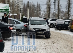 Глупое ДТП на парковке у елочного базара сфотографировали в Воронеже Глупое ДТП на парковке у елочного базара сфотографировали в Воронеже