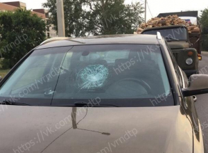 В Воронеже бревно прилетело в лобовое стекло Audi Q3 В Воронеже бревно прилетело в лобовое стекло Audi Q3