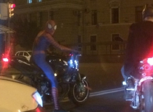 По Воронежу на байках разъезжают Spider-Man и Batman По Воронежу на байках разъезжают Spider-Man и Batman