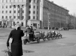 Паровозик на площади Ленина вызвал у воронежцев слезы ностальгии Паровозик на площади Ленина вызвал у воронежцев слезы ностальгии