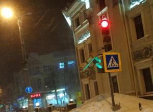 Сумасшедшая метель снесла светофор в Воронеже Сумасшедшая метель снесла светофор в Воронеже