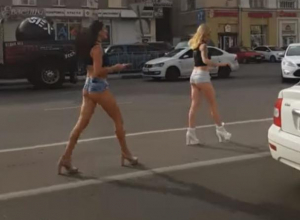 Две девушки с полуголыми ягодицами бродили посреди дороги в Воронеже Две девушки с полуголыми ягодицами бродили посреди дороги в Воронеже