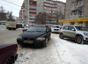 Наглый москвич на Volvo перегородил путь пешеходам в Воронеже Наглый москвич на Volvo перегородил путь пешеходам в Воронеже
