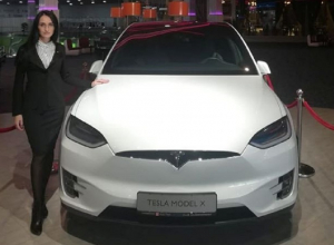 Кроссовер Tesla загнали в помещение ТЦ в Воронеже Кроссовер Tesla загнали в помещение ТЦ в Воронеже