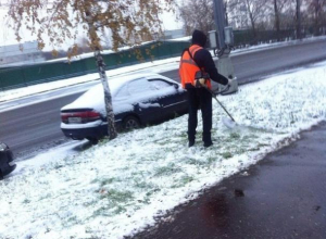 В Воронеже высмеяли «робота-газонокосильщика» в снегу В Воронеже высмеяли «робота-газонокосильщика» в снегу
