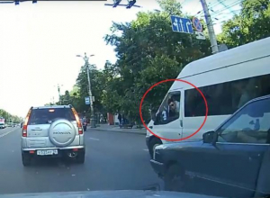 Маршрутчик оплевал легковушку и попал на видео в Воронеже Маршрутчик оплевал легковушку и попал на видео в Воронеже