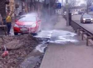 Воронежцев возмутила уличная мойка машин, попавшая на видео Воронежцев возмутила уличная мойка машин, попавшая на видео