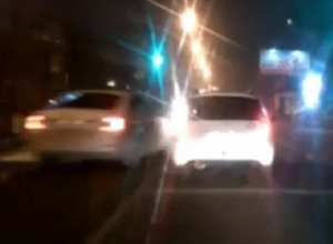 Неадекватная автомобилистка на дороге в Воронеже попала на видео Неадекватная автомобилистка на дороге в Воронеже попала на видео