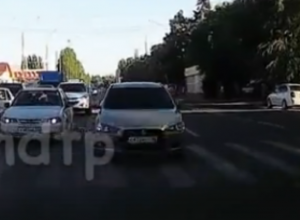 Щекотливый маневр иномарки на встречке попал на видео в Воронеже Щекотливый маневр иномарки на встречке попал на видео в Воронеже