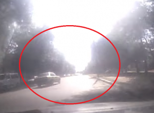 Воронежские гонщик врезался в припаркованные авто на огромной скорости и попал на видео Воронежские гонщик врезался в припаркованные авто на огромной скорости и попал на видео