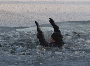 Под лед на Воронежском водохранилище провалился мужчина Под лед на Воронежском водохранилище провалился мужчина