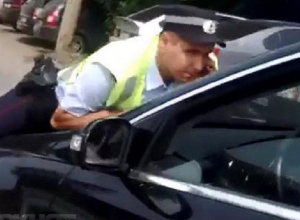 Делом о наезде Mercedes на полицейского в Воронеже занялись следователи Делом о наезде Mercedes на полицейского в Воронеже занялись следователи
